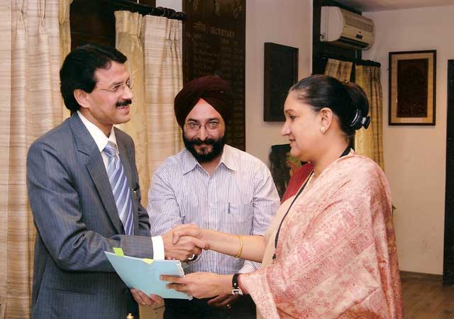 Signed MOU handed over by Shri K.Ramachandran Pillai CMD, NTC to Smt. Rita Menon , Secretary (Textiles) , MOT