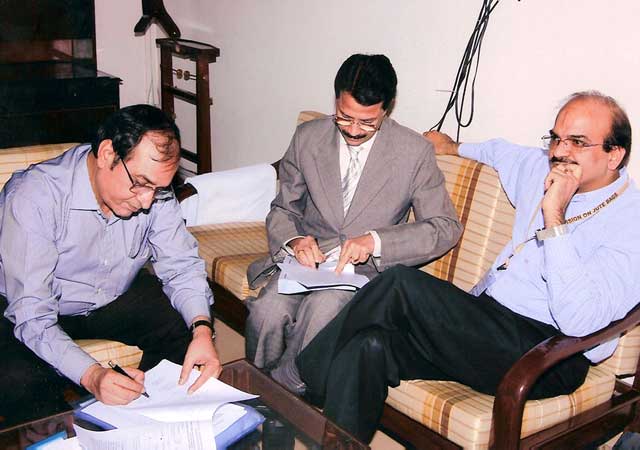 Signing of MOU 2009-10 with CCI, Sh. Ramachadran Pillai, CMD (NTC), SH. R. K. Chaturvedi, JS, MOT and Sh. S. C. Grover, CMD (CCI)